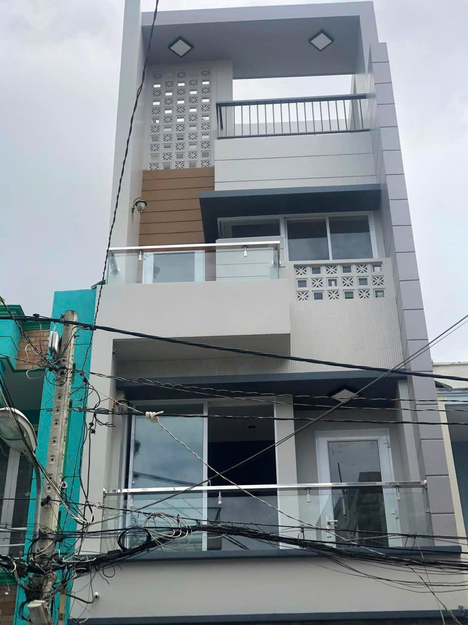 8.6 TỶ ! MTNB ĐƯỜNG NHỰA 10M – Q.6 Giáp Q11 – NHÀ ĐẸP 4 TẦNG (79m²) – XE TẢI QUAY ĐẦU (MT 3174)